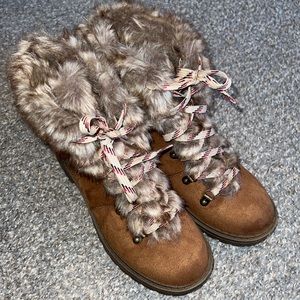 Universal Thread Brown furry hiking boots size 8 like new!!